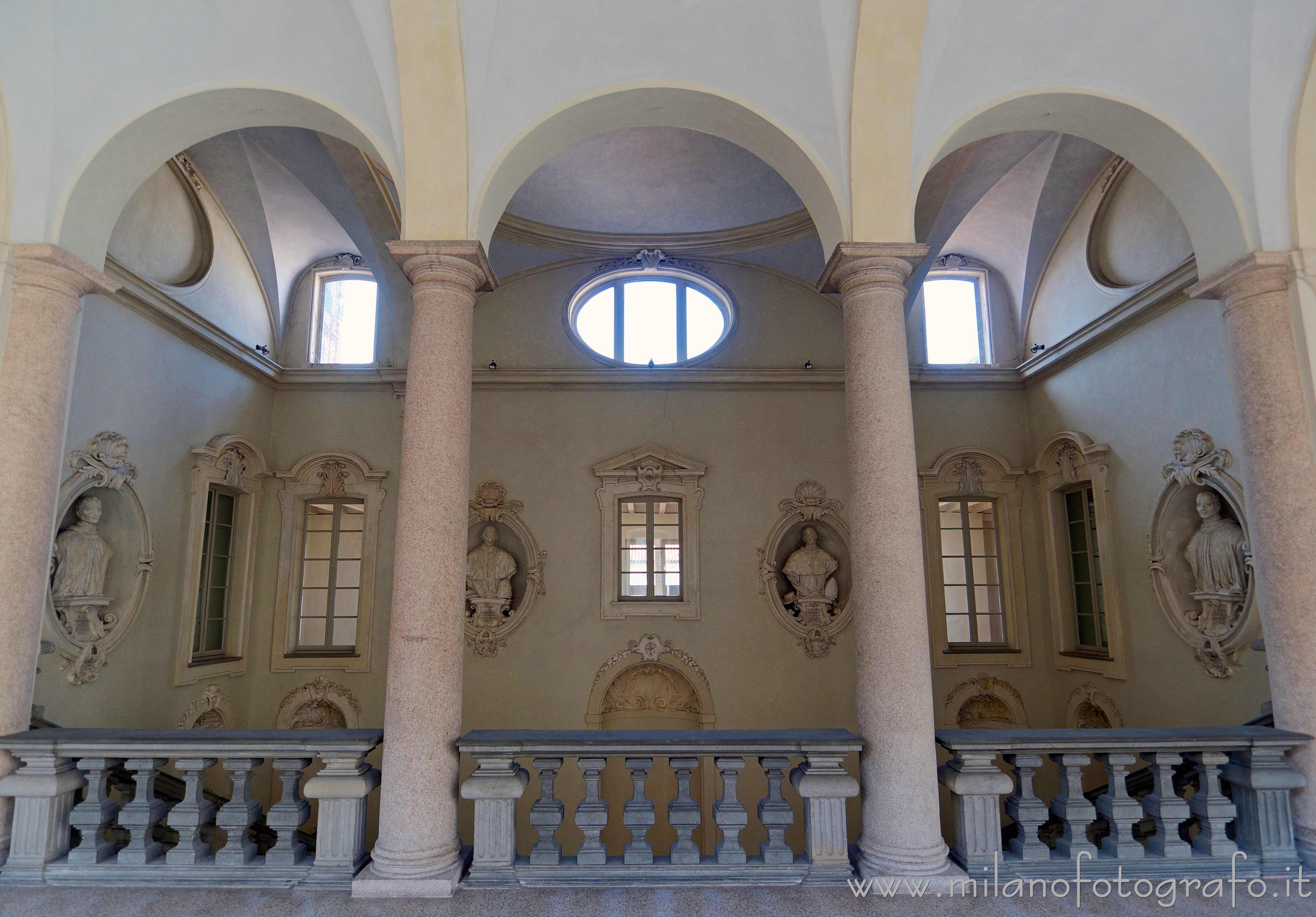 Milano - Atrio di ingresso dei Chiostri di San Simpliciano visto dal primo piano